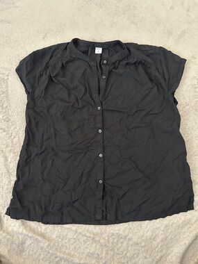Old Navy Black Short-Sleeve Button-Down Top